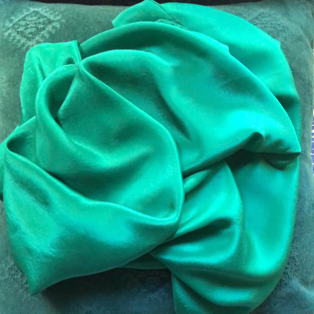 VTG Vera Gorgeous Emerald Color Square Silk Scarf
